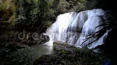 <strong>深林</strong>中的湖瀑布Namtok ThungNangKhruan。